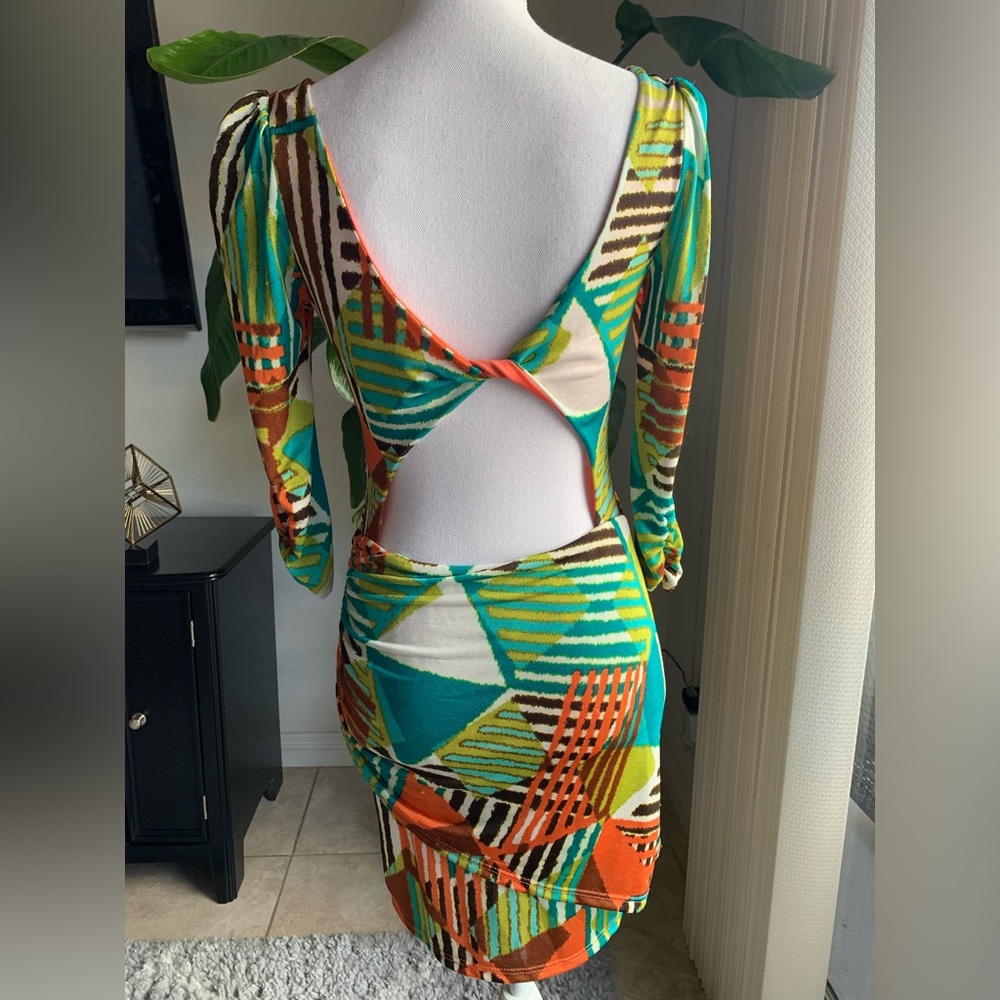 Multicolored mini dress, long sleeve, back peephole